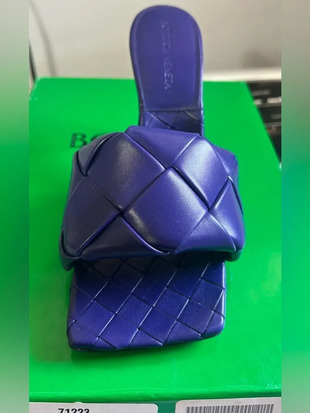 Bottega Veneta questions leave